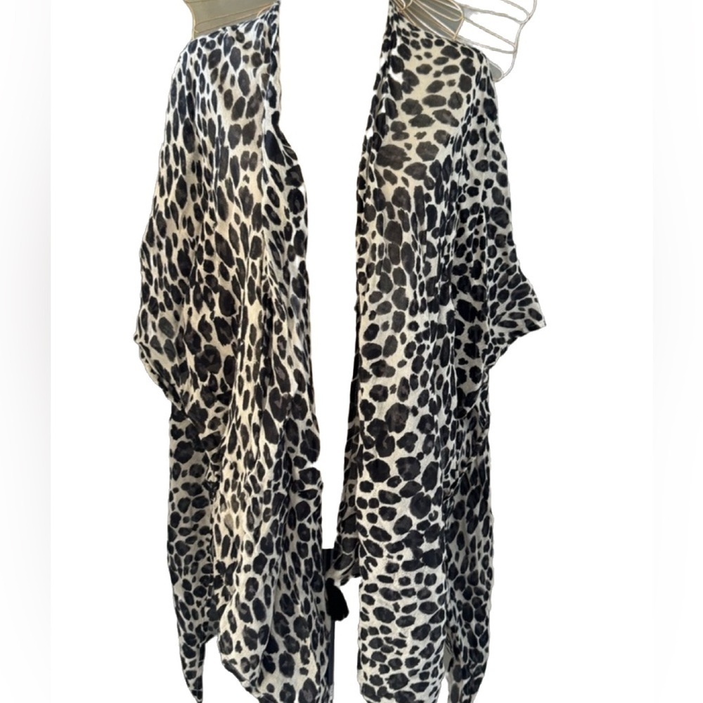 3/25🙂 Dot and lily sheer cover up. Animal print w black and white design